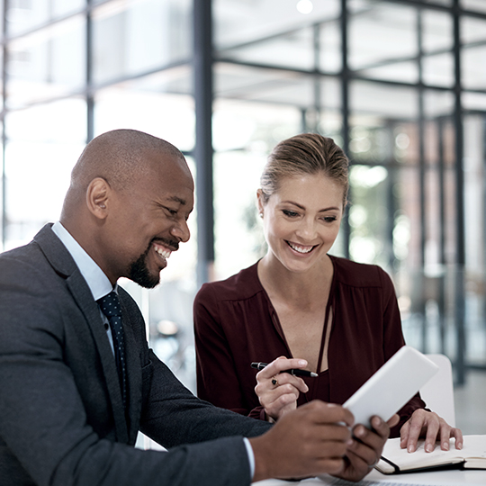 hombre y mujer mirando tableta