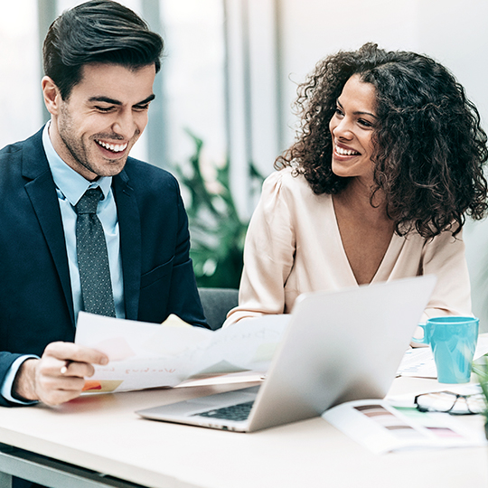 trabajores sonriendo