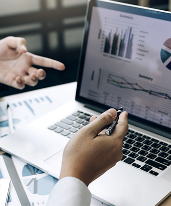 manos con computadora