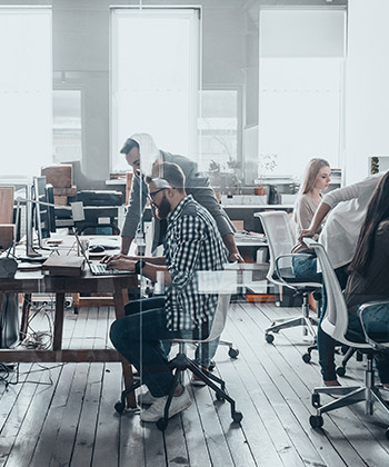 trabajadores en la oficina