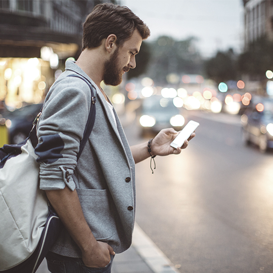 hombre mirando telefono