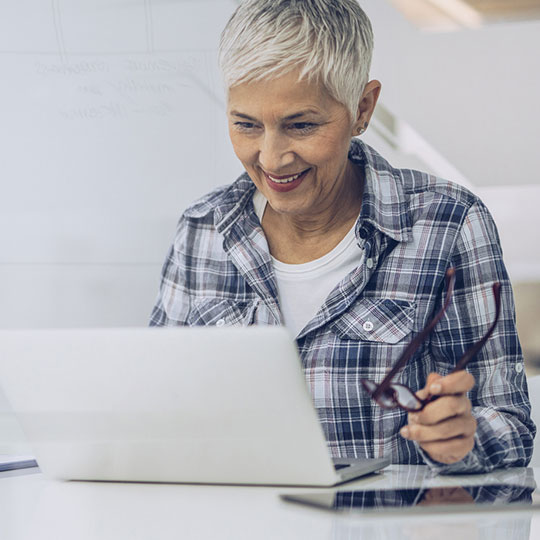 mujer mirando la computadora