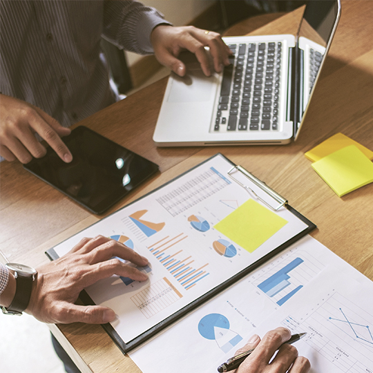 computador y papeles