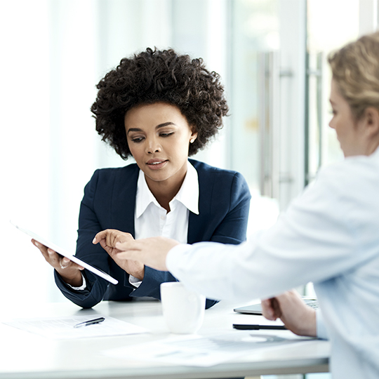 mujeres mirando tableta